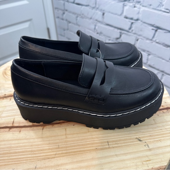 Torrid Lug Outsole Chunky Loafer Size 8WW Black Slip On Round Toe 90s Academia - Picture 2 of 10